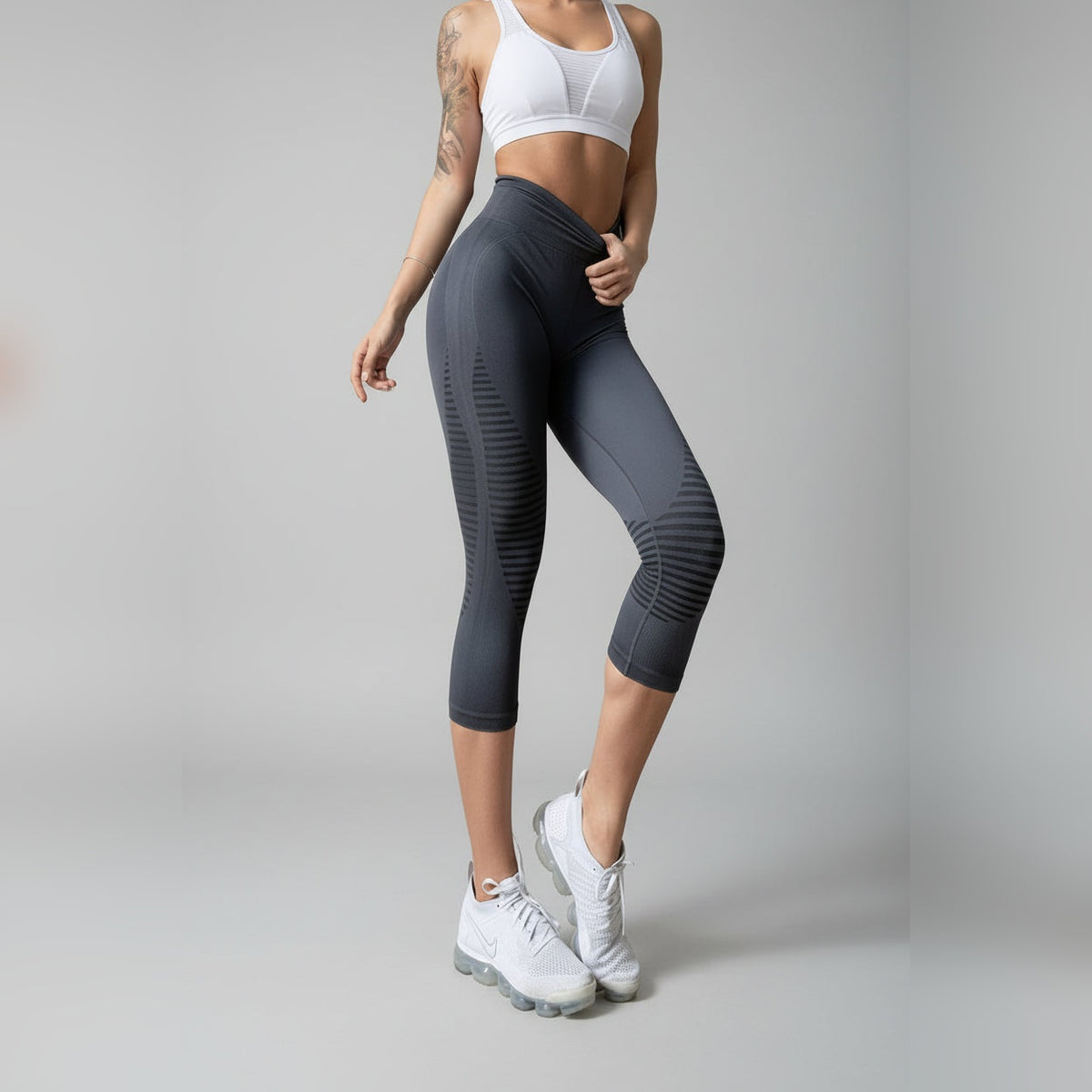 Leggings capri NaturaLine cinzento-escuras com top branco – vista lateral