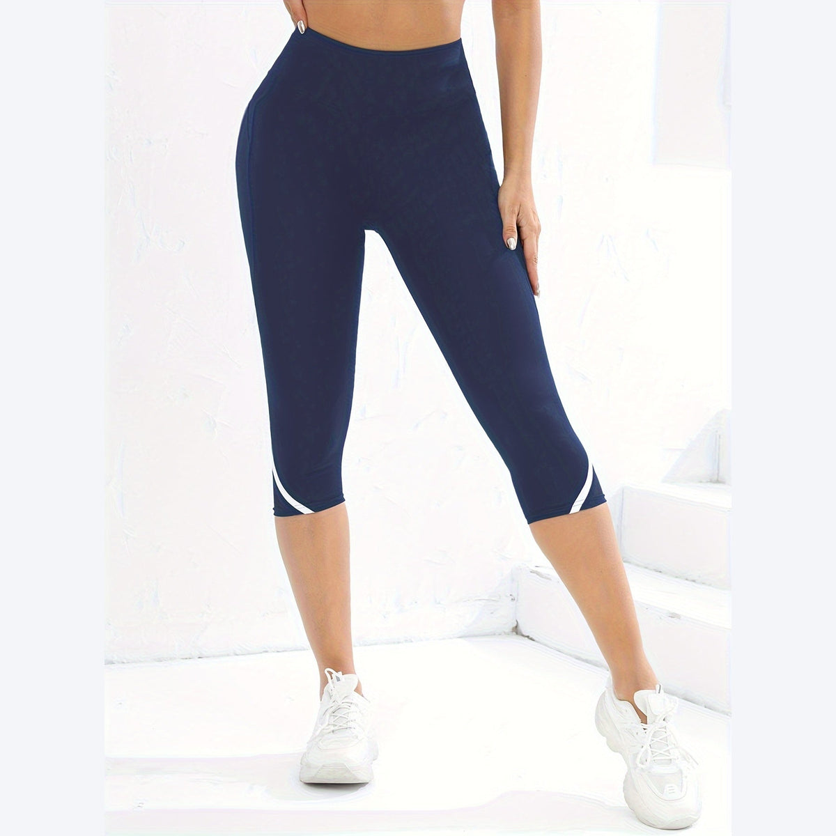 Leggings AlignFit corsário azul-marinho com detalhe em mesh e ténis brancos – vista de frente