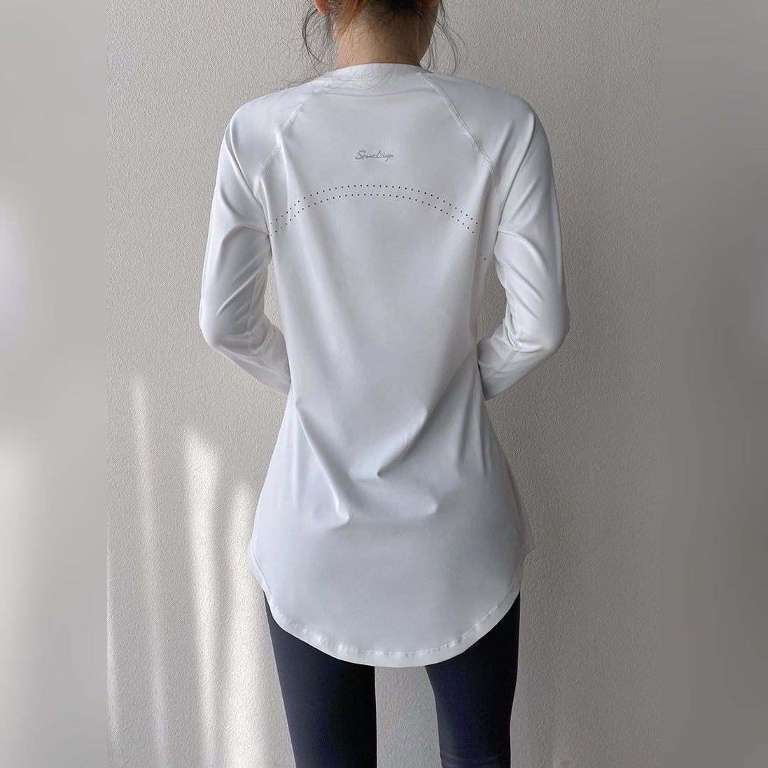 Sweatshirt FlowLong branca de manga comprida com bainha arredondada – vista de costas