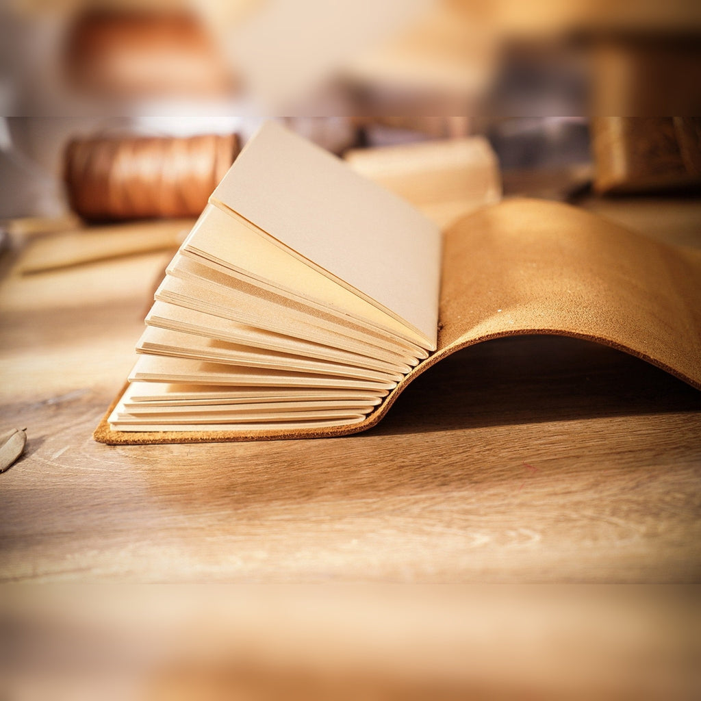 Caderno TerraLume aberto com folhas creme – detalhe