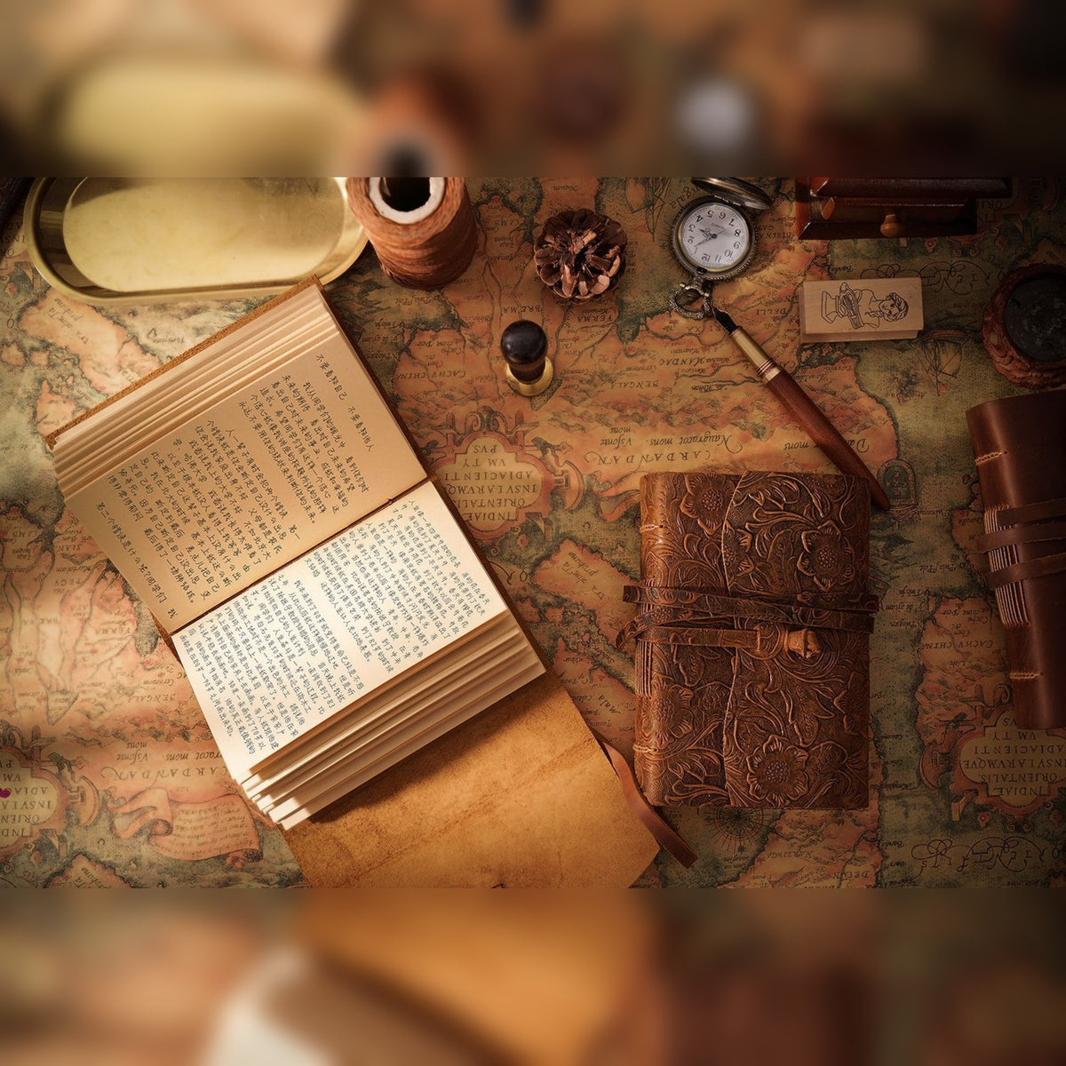 Caderno TerraLume aberto com texto manuscrito e capa castanha – lifestyle