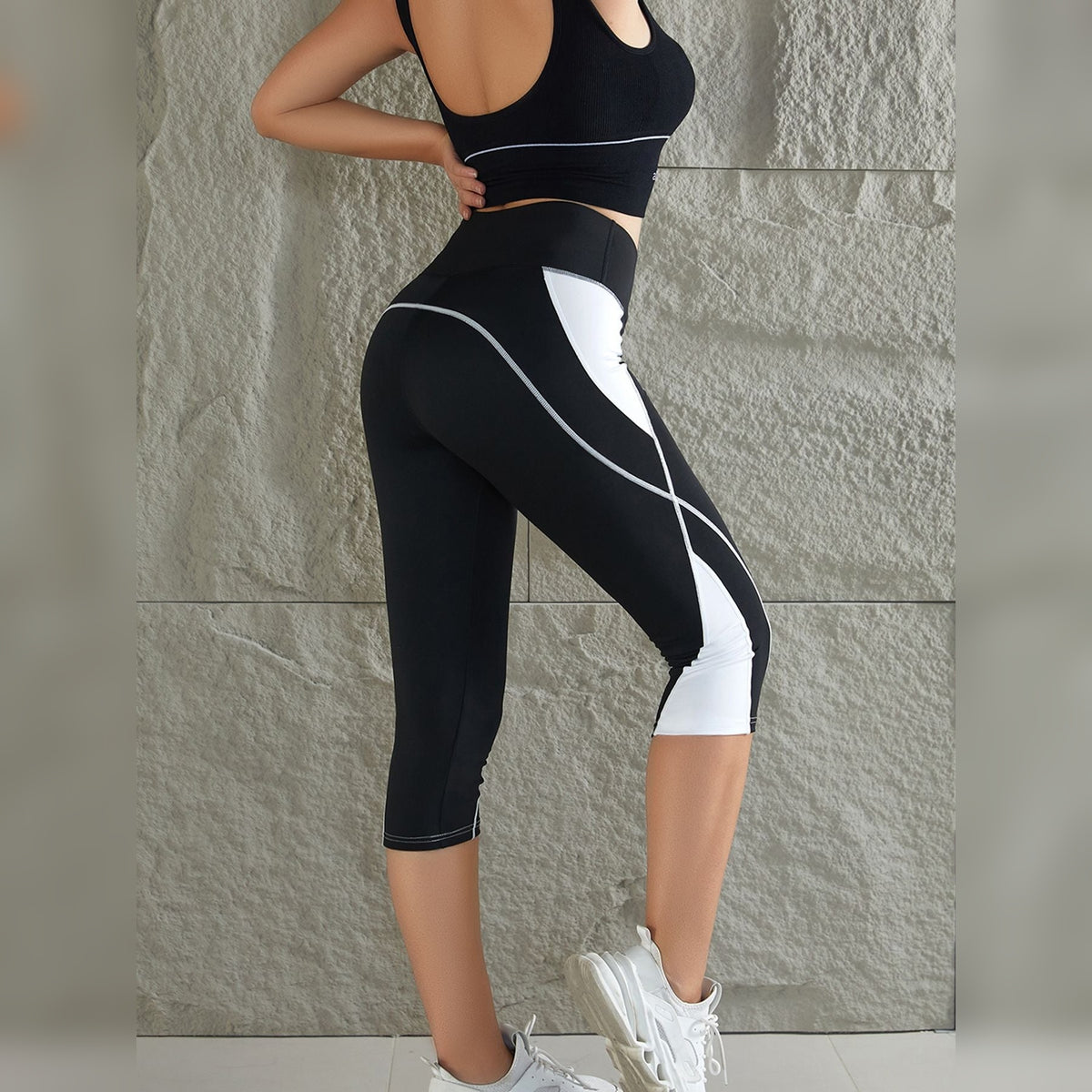 Legging ZenShape corsário preta com recortes brancos e top desportivo – vista de frente