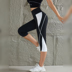 Legging ZenShape corsário preta com recortes brancos em movimento – vista lateral
