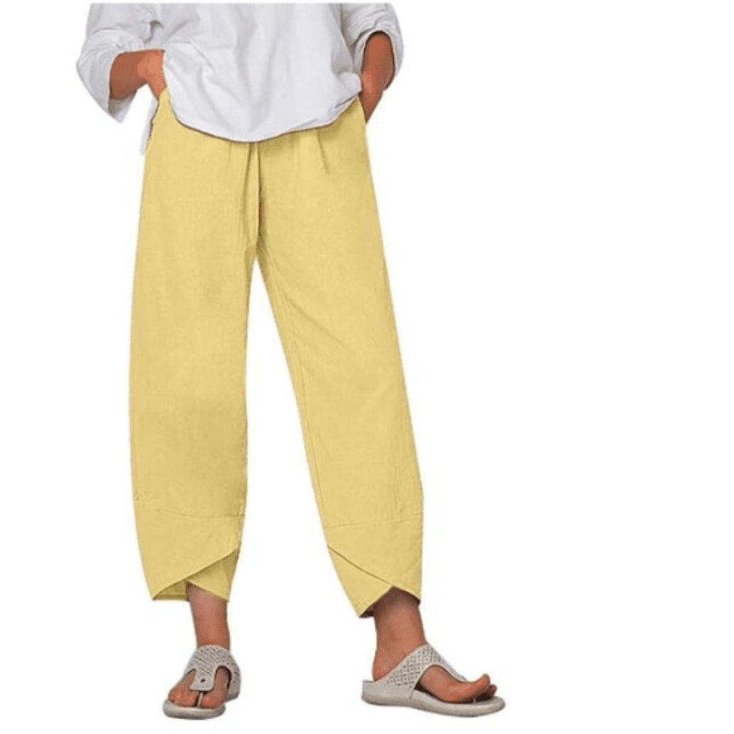 Calças OmFlow amarelas largas com camisa branca e sandálias – vista de frente