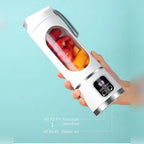 Liquidificadora portátil YogaJuice Cup branca com fruta segurada – vista do produto