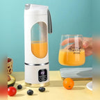 Liquidificadora portátil YogaJuice Cup branca com sumo e fruta – lifestyle