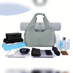 Bolsa versátil de yoga cinzenta com tapete e acessórios dispostos – vista do produto