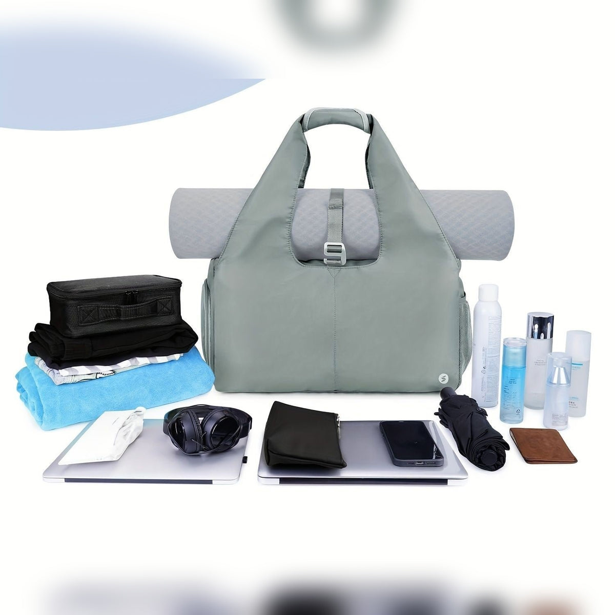 Bolsa versátil de yoga cinzenta com tapete e acessórios dispostos – vista do produto
