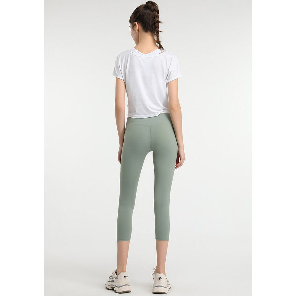 T-shirt curta de yoga branca com leggings verdes – vista de costas