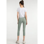 T-shirt curta de yoga branca com leggings verdes – vista de costas