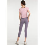 T-shirt curta de yoga rosa com leggings lilás – vista de costas