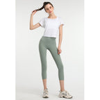 T-shirt curta de yoga branca com leggings verdes – vista de frente