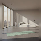 Tapete de yoga TPE verde-menta estendido numa sala ampla – lifestyle