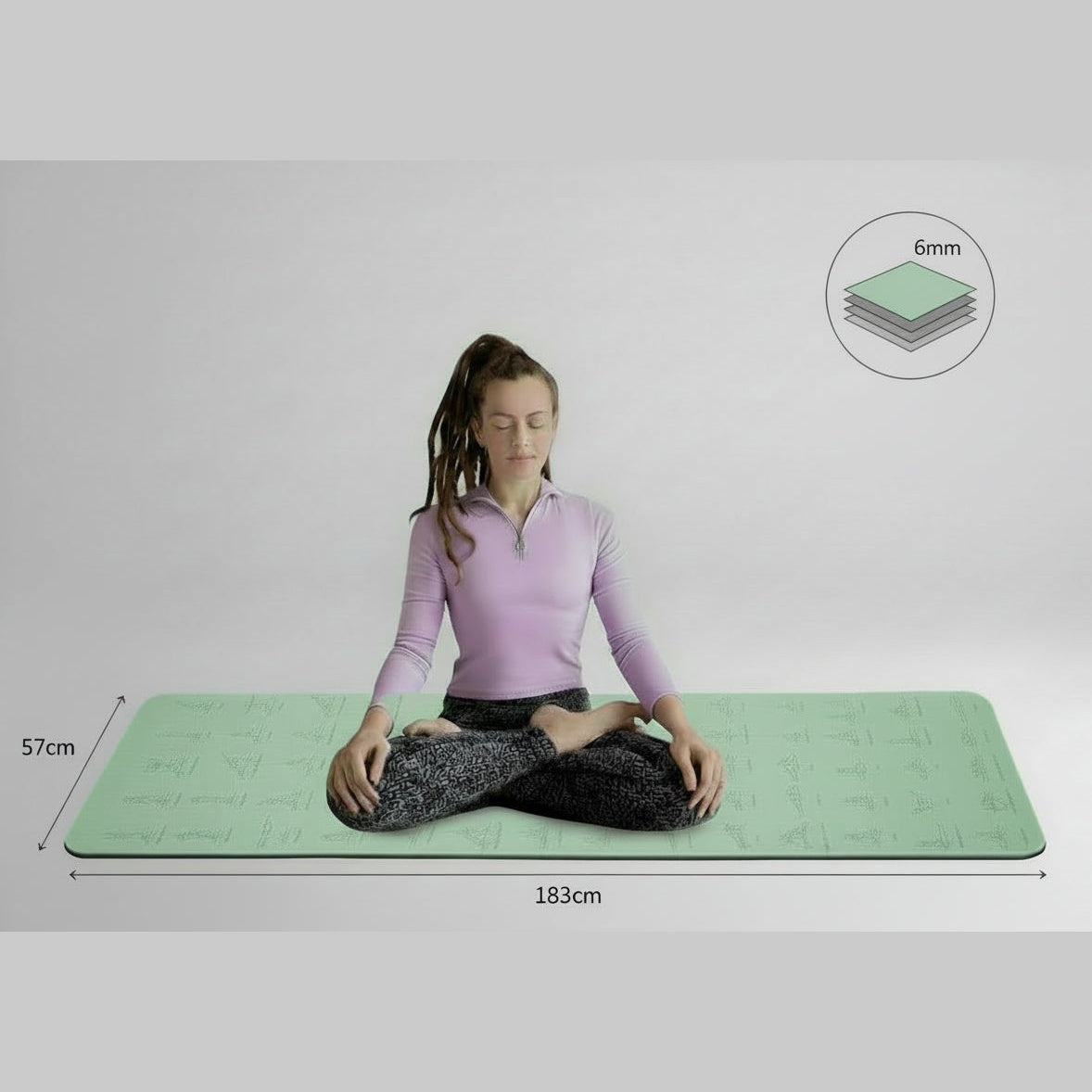 Mulher sentada no tapete de yoga TPE verde-menta com medidas – tabela de medidas