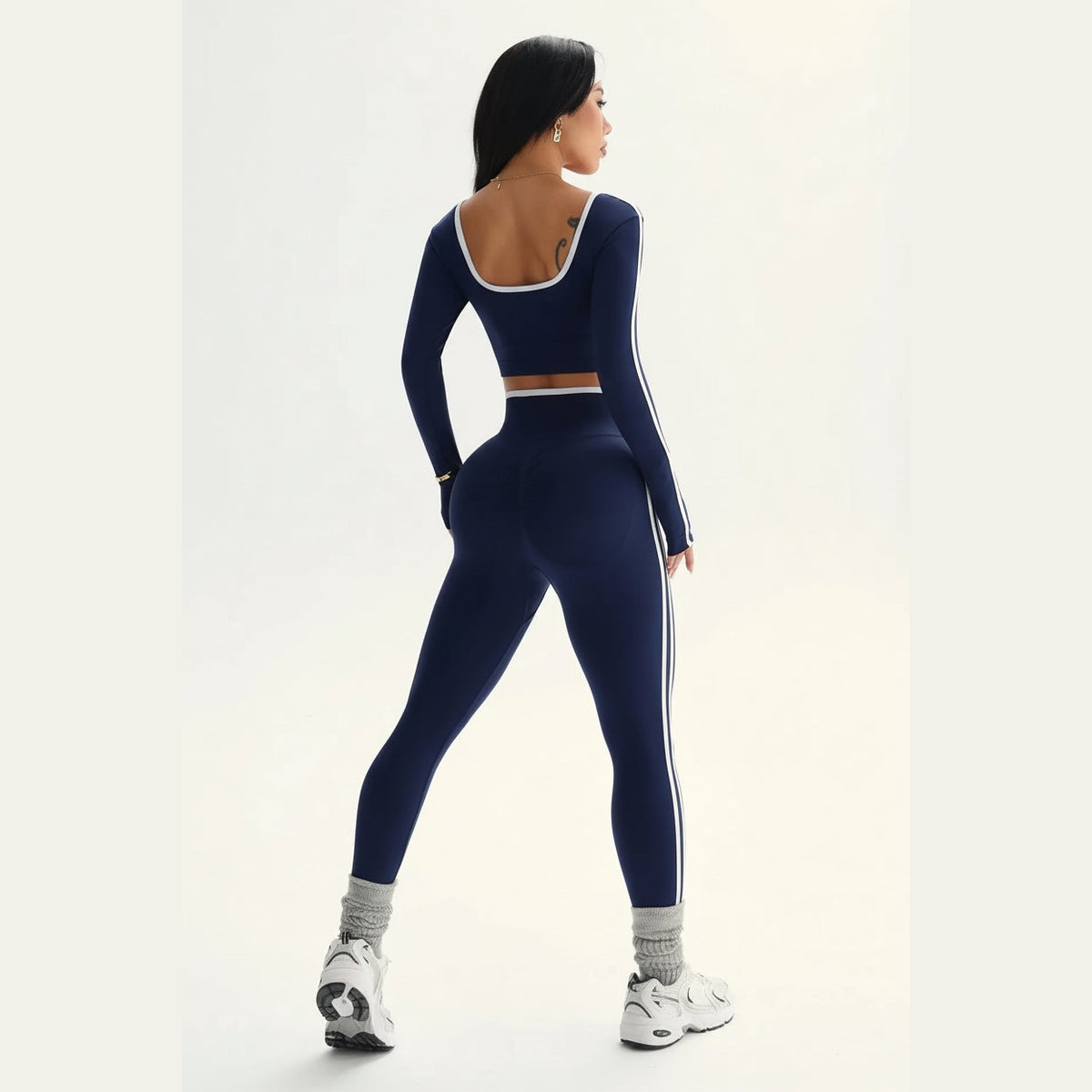Conjunto Presence azul-marinho com debrum branco – vista de costas