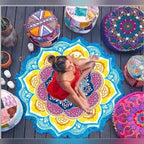 Tapeçaria redonda Mandala Flow azul com mulher sentada e pufes – lifestyle