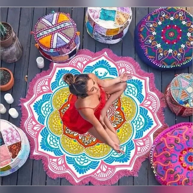 Tapeçaria redonda Mandala Flow rosa com mulher sentada e pufes – lifestyle
