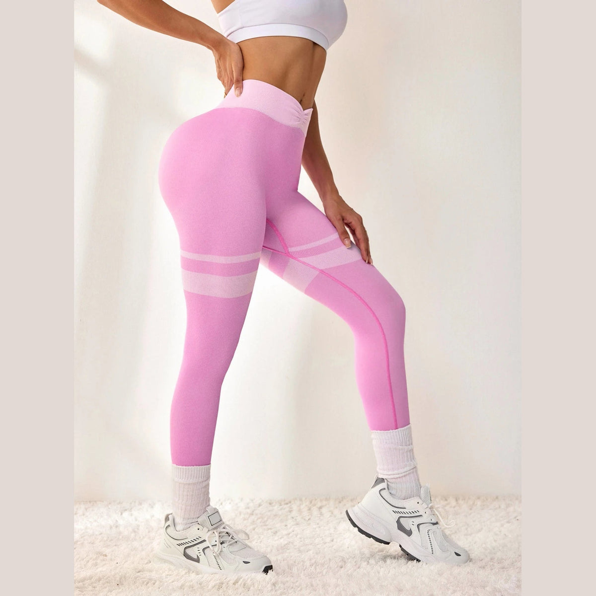Leggings Vinyasa Seamless rosa sem costuras com faixas e top branco – vista lateral