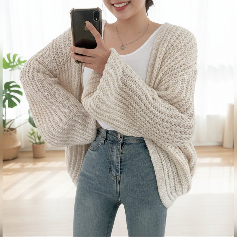 Cardigan Satori branco de malha grossa com calças de ganga – lifestyle