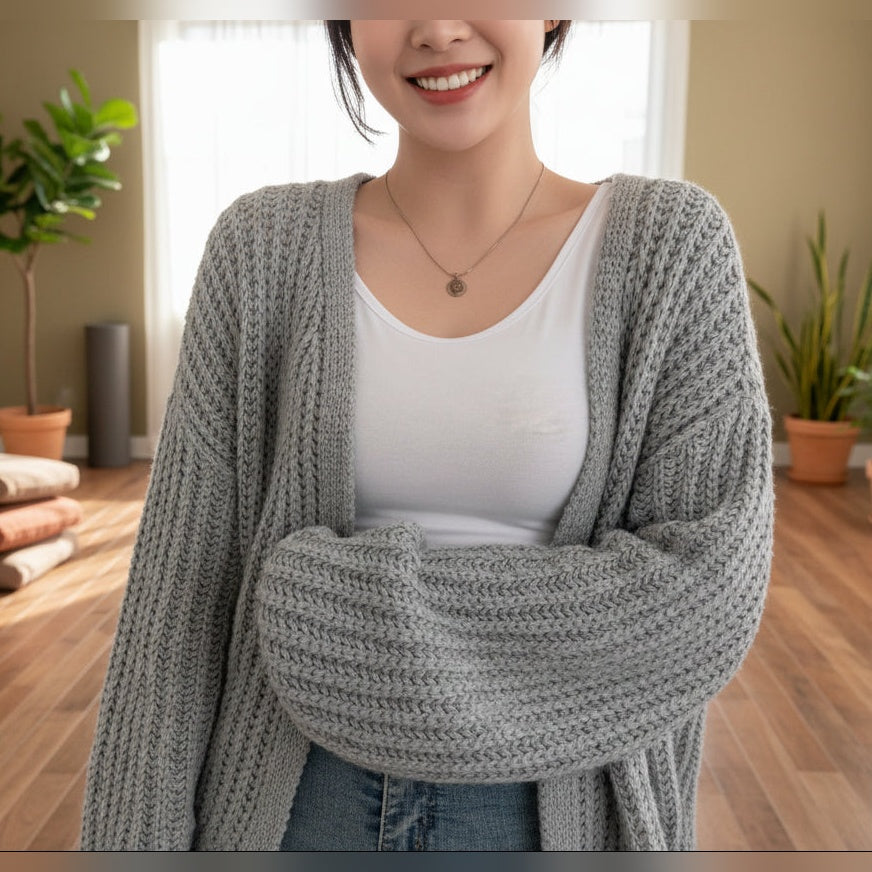 Cardigan Satori cinzento de malha grossa com top branco – lifestyle