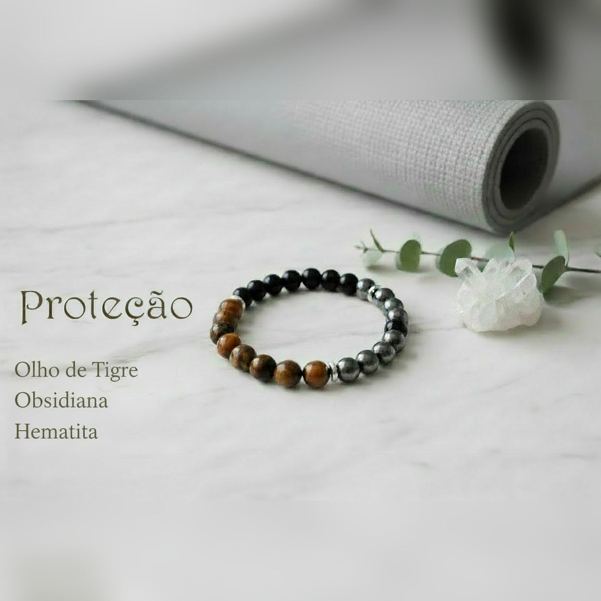 Pulseira Tríade de Proteção sobre fundo claro com legenda das pedras – lifestyle