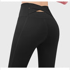 Cós cruzado nas costas das leggings Anahata Cross pretas – detalhe