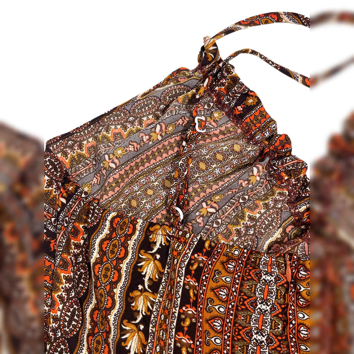 Alças finas e decote do vestido Navaeh com estampado étnico – detalhe