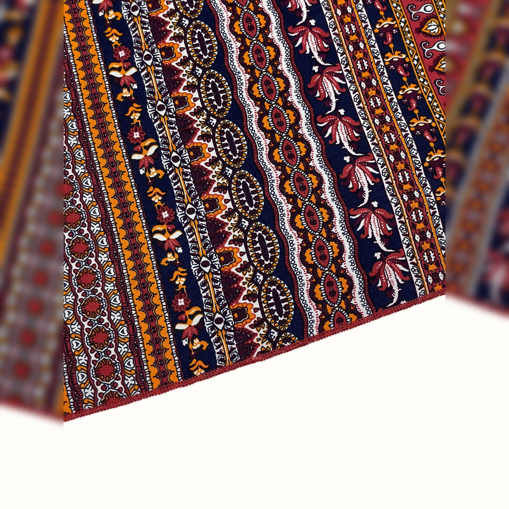Estampado étnico em tons de azul e castanho do vestido Navaeh – detalhe do tecido