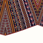 Estampado étnico em tons de azul e castanho do vestido Navaeh – detalhe do tecido
