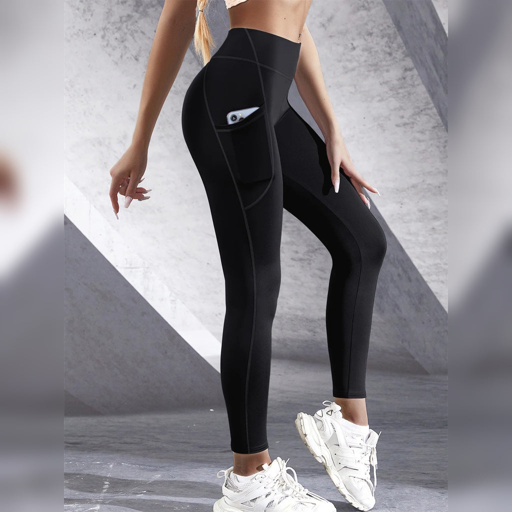 Leggings de yoga com bolsos pretas e ténis brancos – vista lateral
