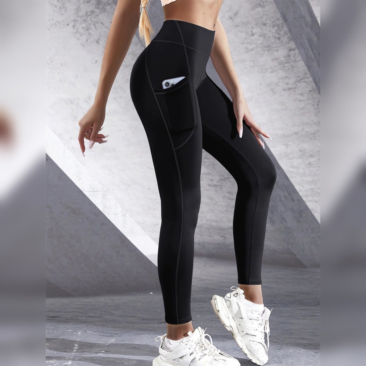 Leggings de yoga com bolsos pretas e ténis brancos – vista lateral
