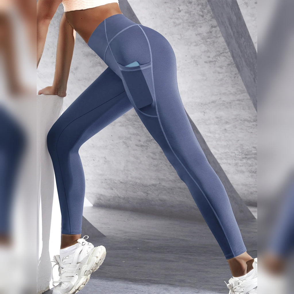 Leggings de yoga com bolsos azuis em movimento – vista lateral