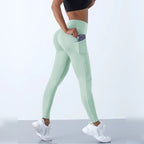 Leggings de yoga com bolsos verde-claras com bolso lateral – vista de costas