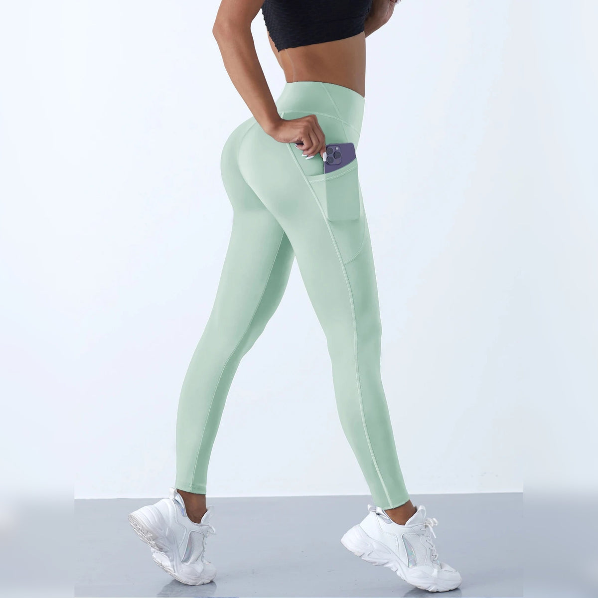 Leggings de yoga com bolsos verde-claras com bolso lateral – vista de costas