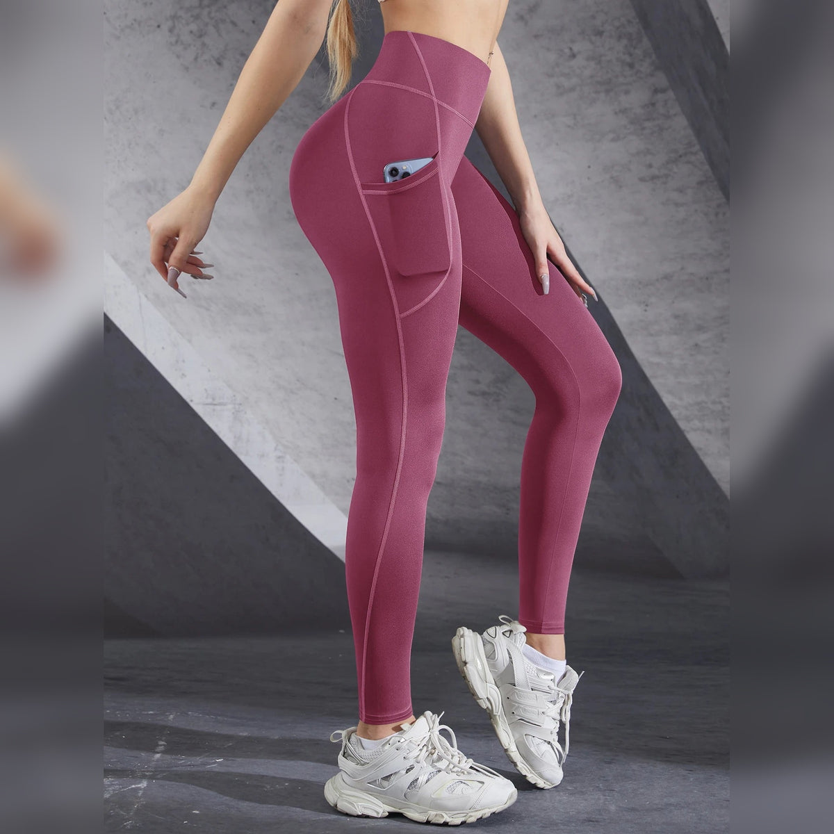 Leggings de yoga com bolsos rosa-escuras com bolso lateral – vista lateral