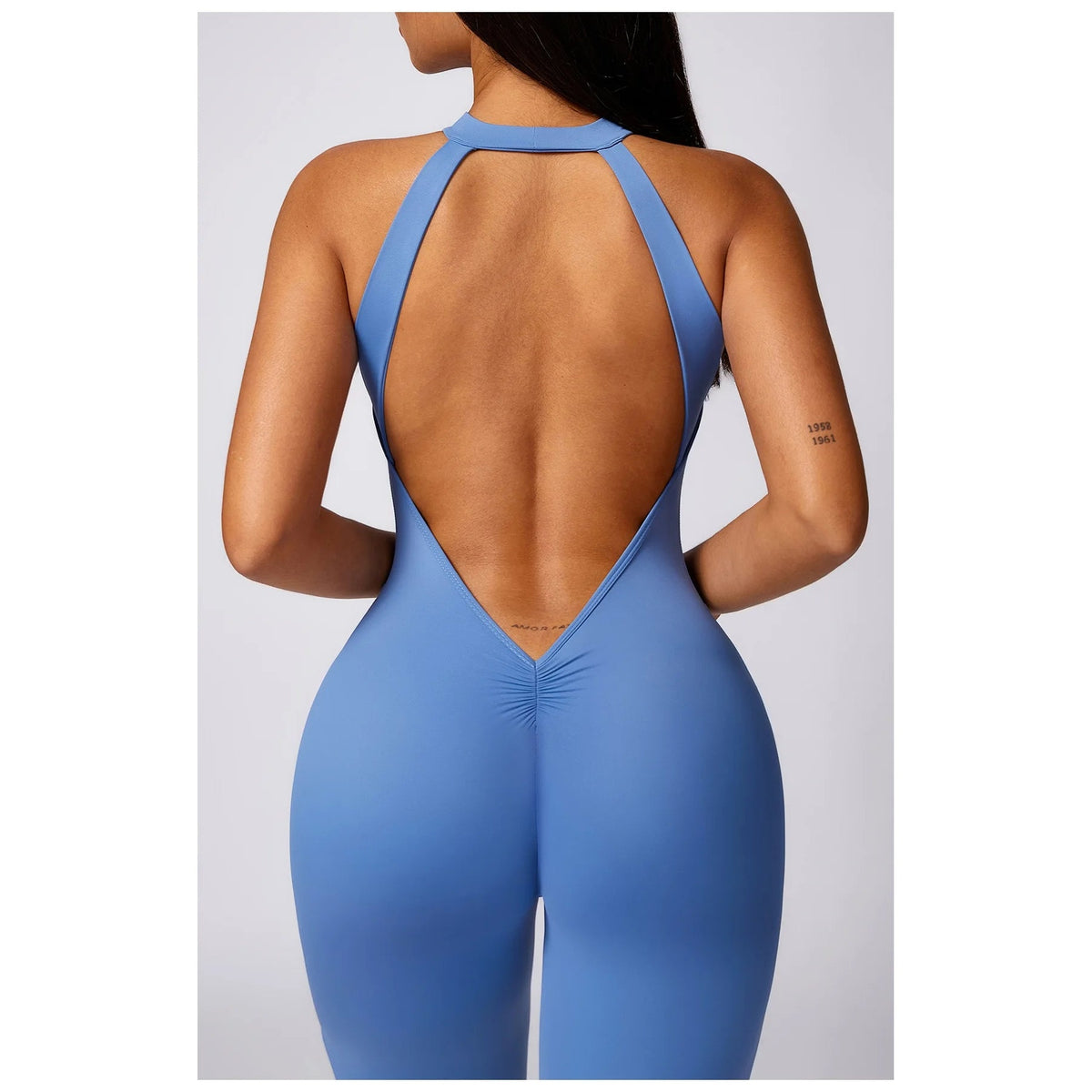 Macacão Luna V Flow azul com costas abertas em V – vista de costas