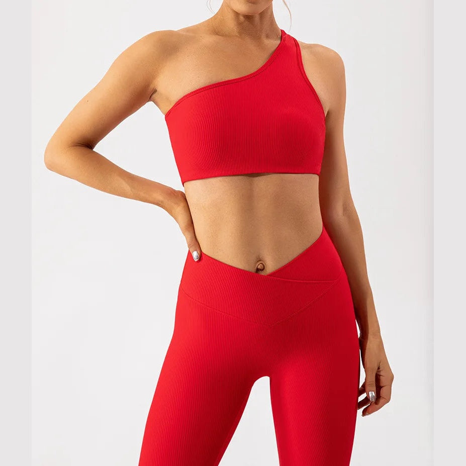 Top Menya Sculpt vermelho de um só ombro com leggings – vista de frente