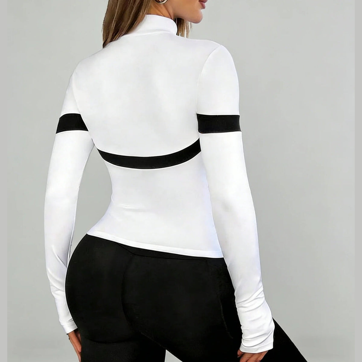 Casaco Contour Flow branco com riscas pretas – vista de costas