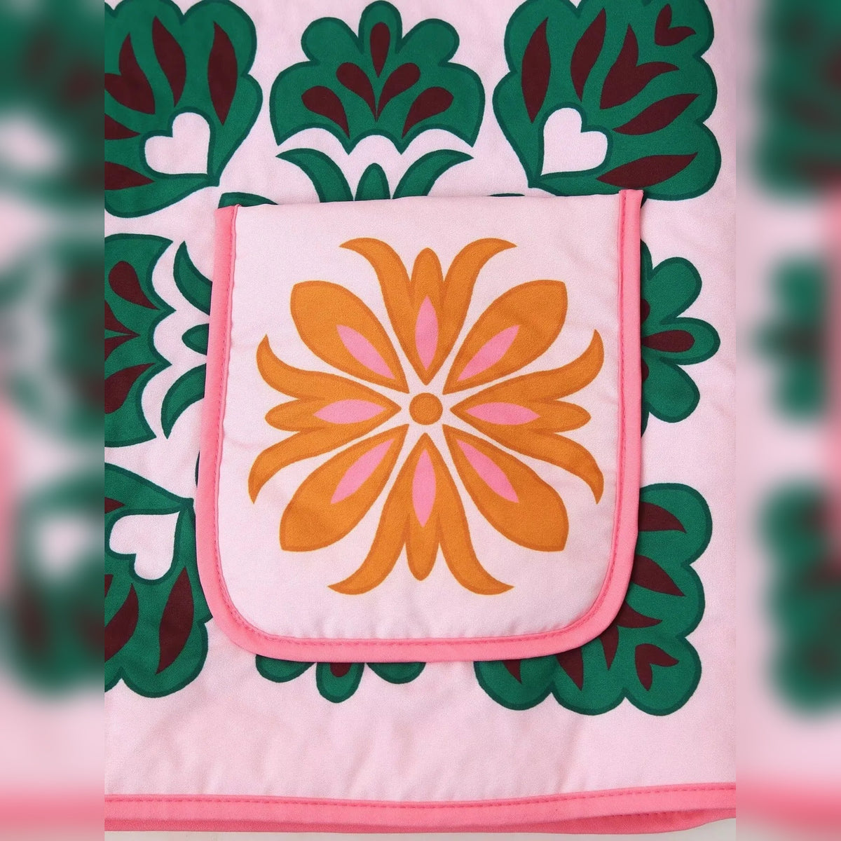 Bolso com flor laranja do casaco Mystic Flow – detalhe