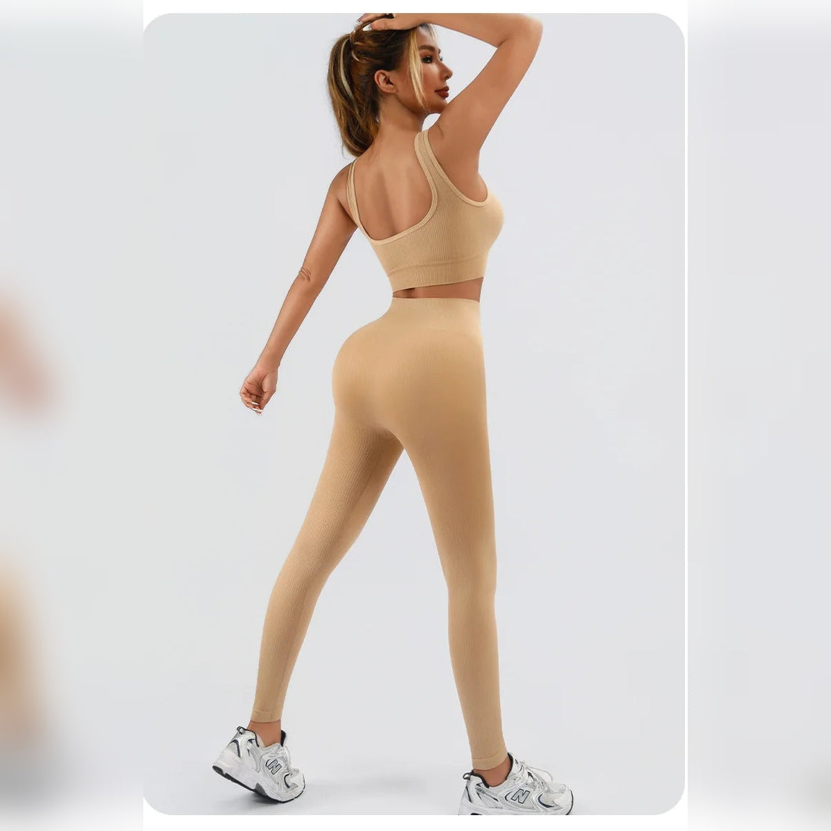 Conjunto Body Harmony cor de pele com top e leggings – vista de costas