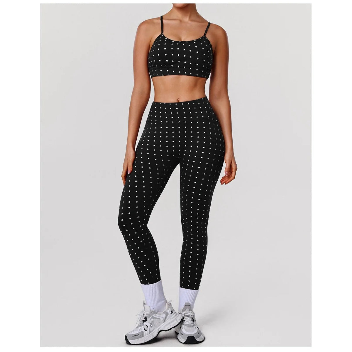 Conjunto Starlight Flow preto com top de alças e leggings – vista de frente