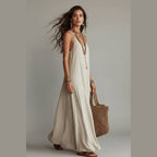 Vestido Ananda Breeze bege comprido de alças, em movimento – vista de frente