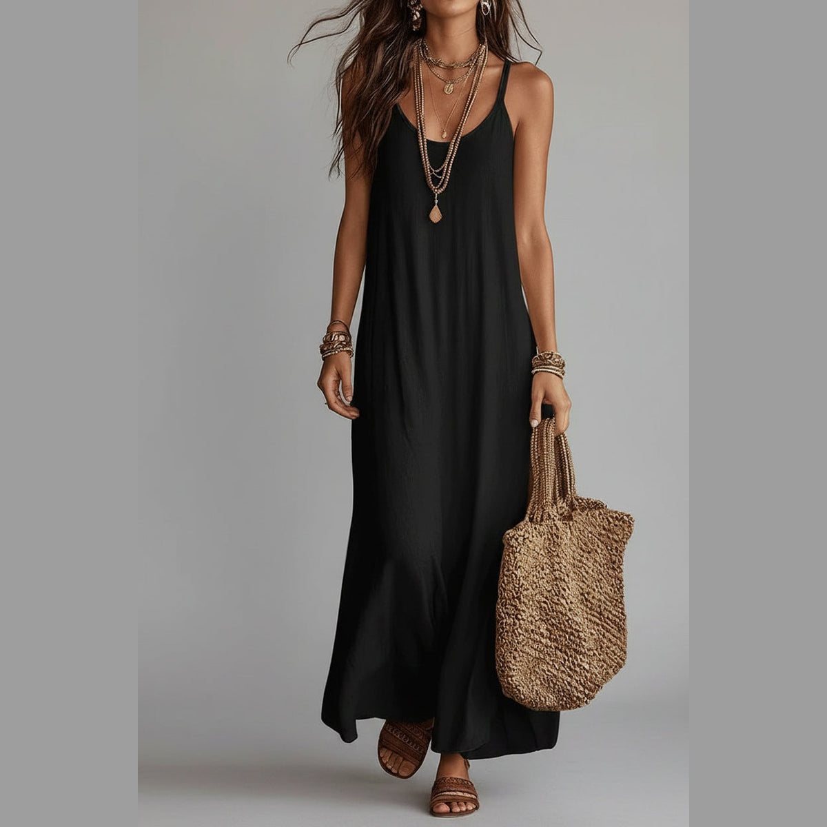 Vestido Ananda Breeze preto comprido de alças com mala de palha – vista de frente