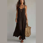 Vestido Ananda Breeze castanho-escuro comprido de alças com mala de palha – vista de frente