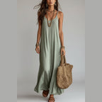 Vestido Ananda Breeze verde-sálvia comprido de alças com mala de palha – vista de frente