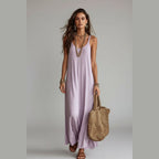Vestido Ananda Breeze roxo-claro comprido de alças com mala de palha – vista de frente