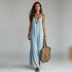 Vestido Ananda Breeze azul-claro comprido de alças com mala de palha – vista de frente