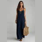Vestido Ananda Breeze azul-marinho comprido de alças com mala de palha – vista de frente