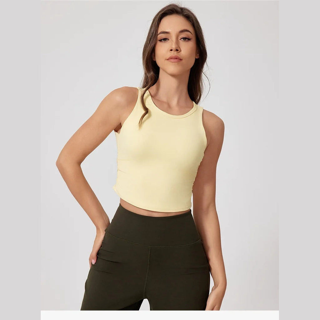 Top Sky Serenity amarelo com calças pretas – vista lateral