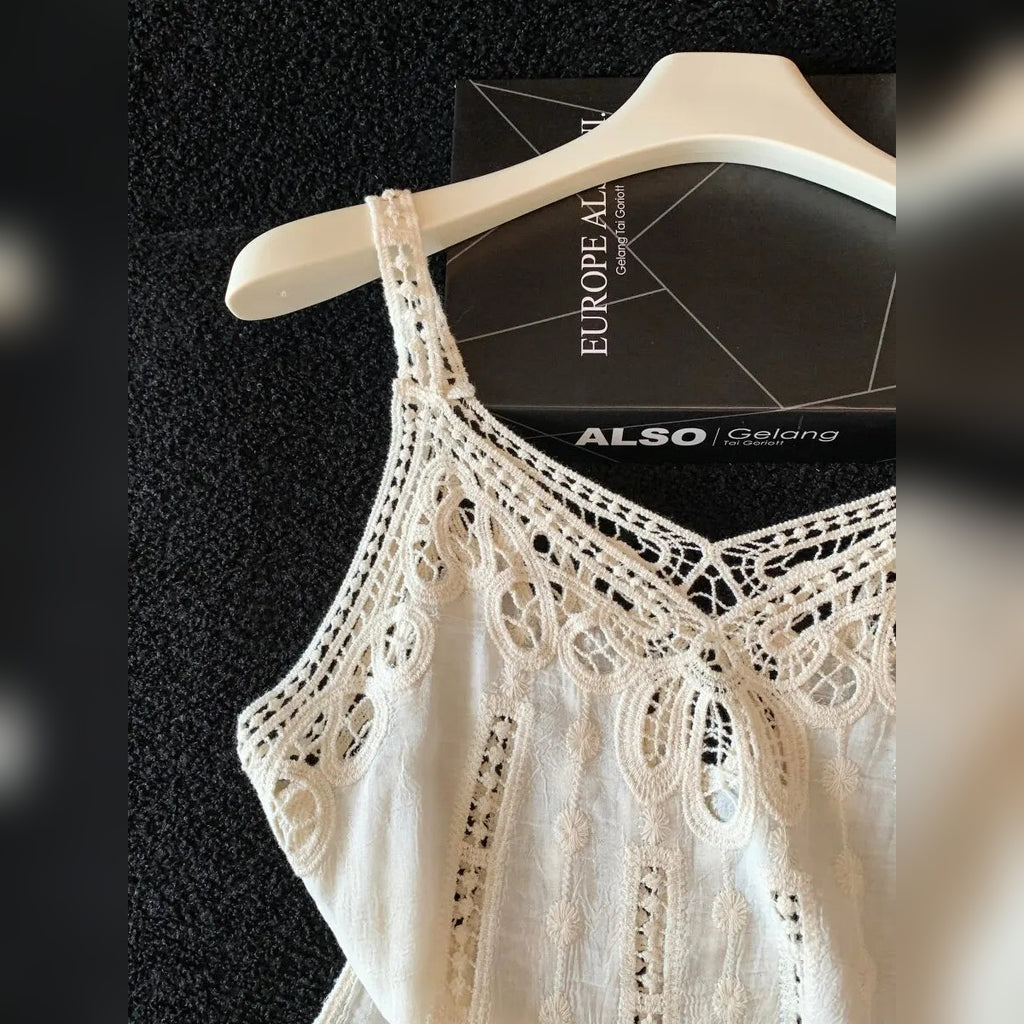 Top Lotus Lace cor damasco de alças com renda pendurado num cabide – vista do produto